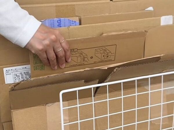 100均アイテム2つで？　ダンボールがスッキリ片付く方法に「便利すぎ」