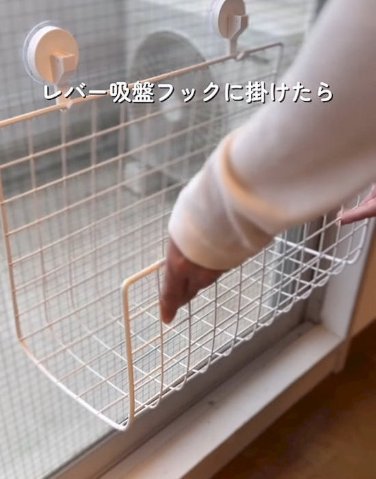 100均アイテム2つで？　ダンボールがスッキリ片付く方法に「便利すぎ」