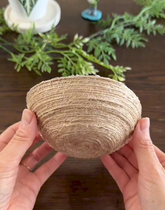 玄関やリビングが片付く！　麻紐小物入れのDIYに「最高」「おしゃれすぎ」