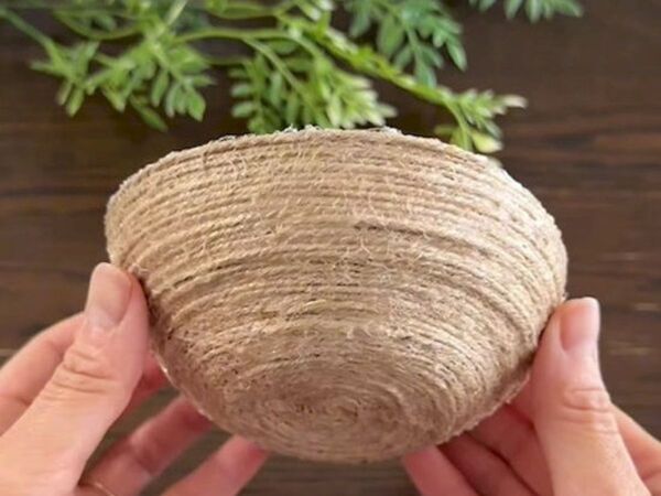 玄関やリビングが片付く！　麻紐小物入れのDIYに「最高」「おしゃれすぎ」