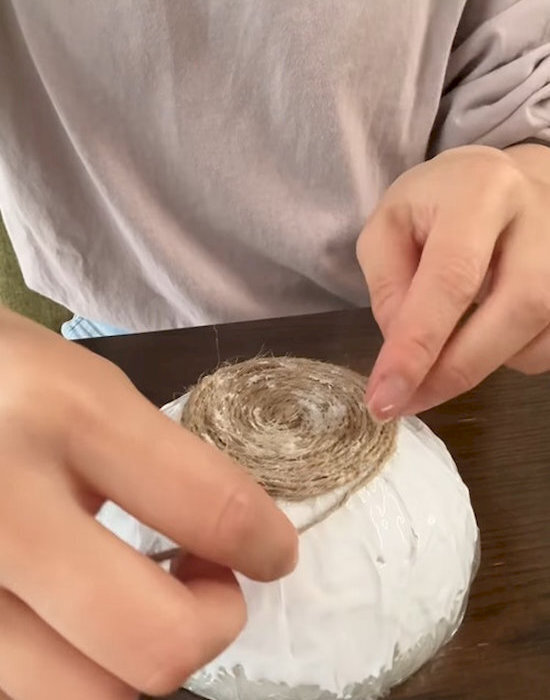 玄関やリビングが片付く！　麻紐小物入れのDIYに「最高」「おしゃれすぎ」