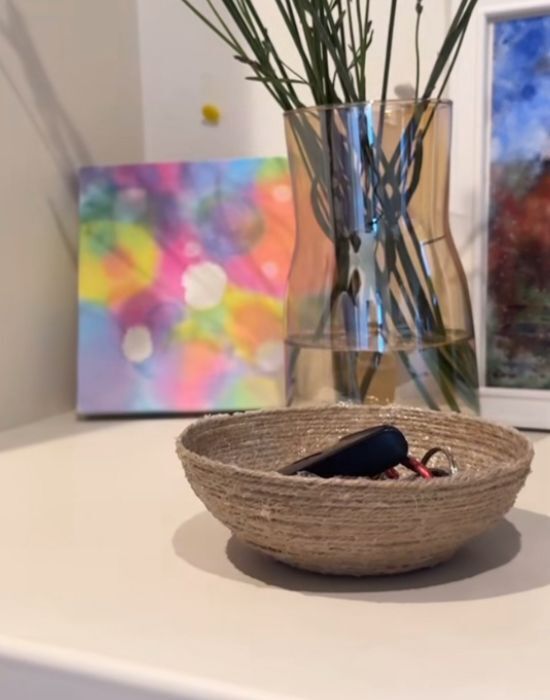 玄関やリビングが片付く！　麻紐小物入れのDIYに「最高」「おしゃれすぎ」