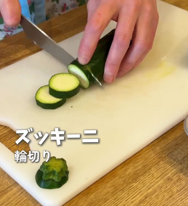ナスやズッキーニを切って…　夏野菜たっぷりな料理がこちら！