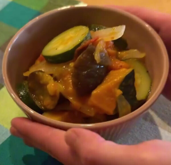 ナスやズッキーニを切って…　夏野菜たっぷりな料理がこちら！