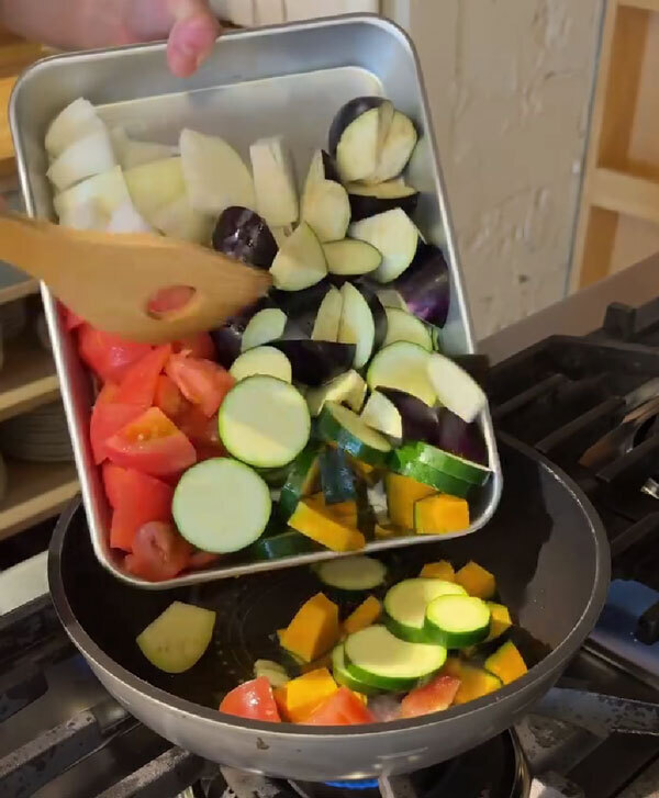 ナスやズッキーニを切って…　夏野菜たっぷりな料理がこちら！