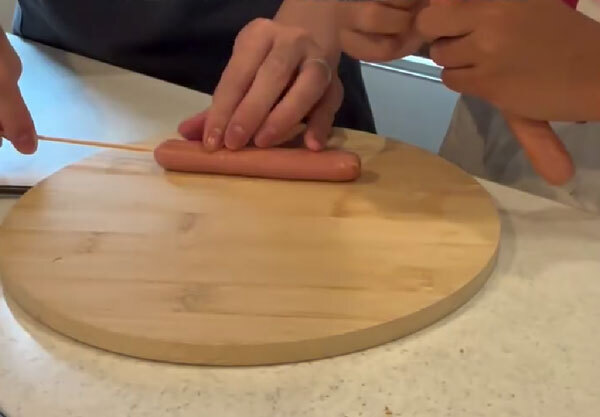 ウインナーを食パンで巻いて…　作ったものに「すごいアイディア」