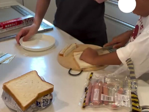 ウインナーを食パンで巻いて…　作ったものに「すごいアイディア」