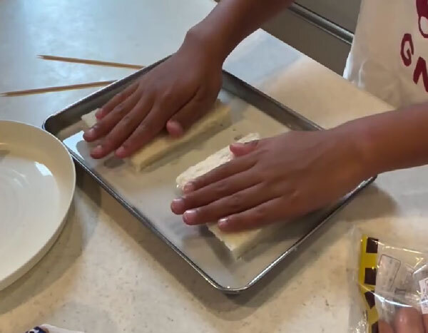 ウインナーを食パンで巻いて…　作ったものに「すごいアイディア」