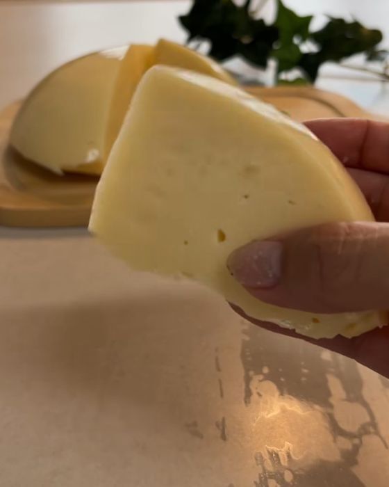 卵とチーズを混ぜてレンジで温めると？　完成したおやつに「もう毎日作る」「ハマった」