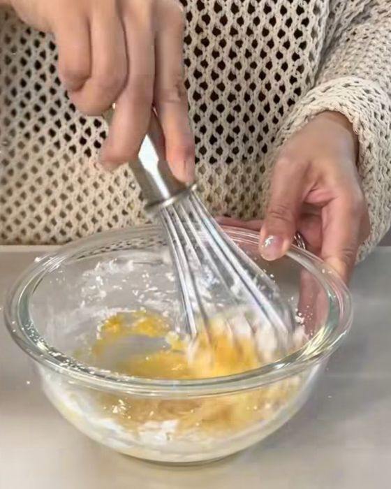 卵とチーズを混ぜてレンジで温めると？　完成したおやつに「もう毎日作る」「ハマった」