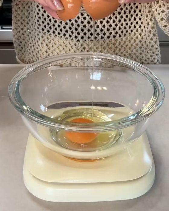 卵とチーズを混ぜてレンジで温めると？　完成したおやつに「もう毎日作る」「ハマった」