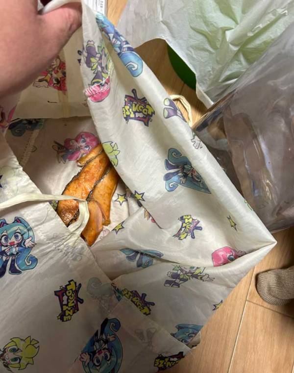 シャケの塩焼きを買った男性　帰宅後、パックを見ると？「笑った」「多分生きてる」