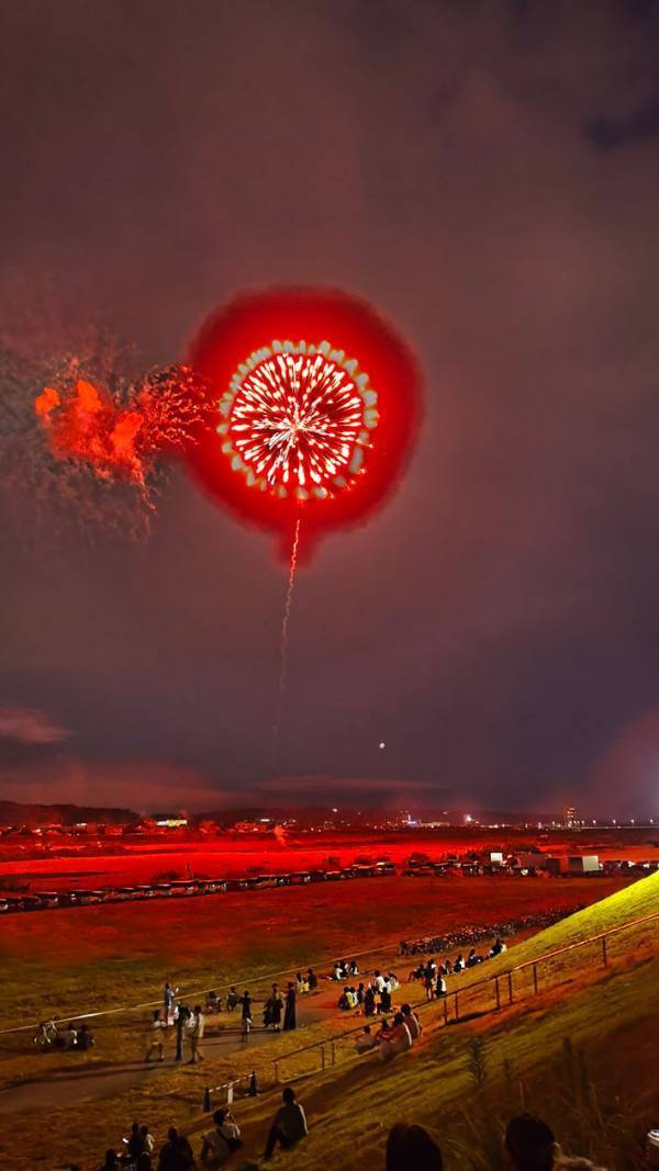 「花火見に来たけど…」　撮った写真を見ると？「絶望が始まりそう」「地球最後の日かな」