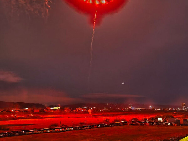 「花火見に来たけど…」　撮った写真を見ると？「絶望が始まりそう」「地球最後の日かな」