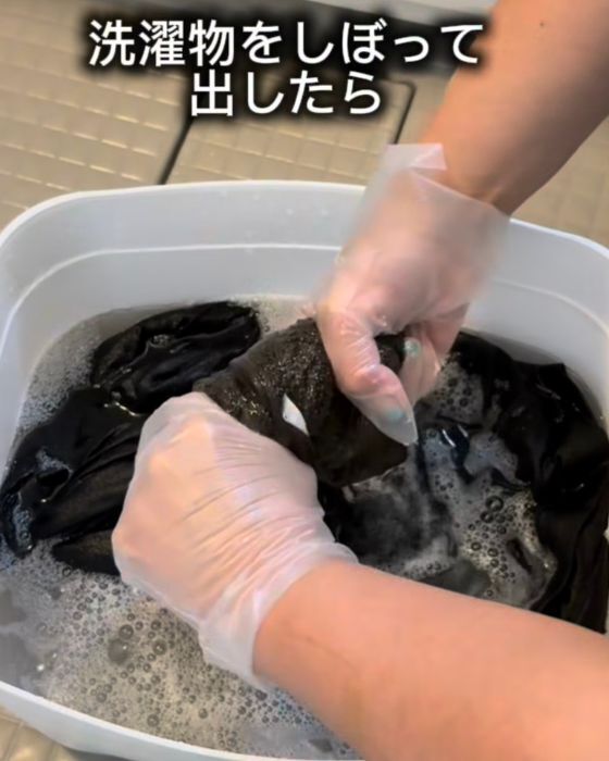バケツに漬けて放置するだけ　衣類臭い対策に「家事が楽になった」「時間の節約」