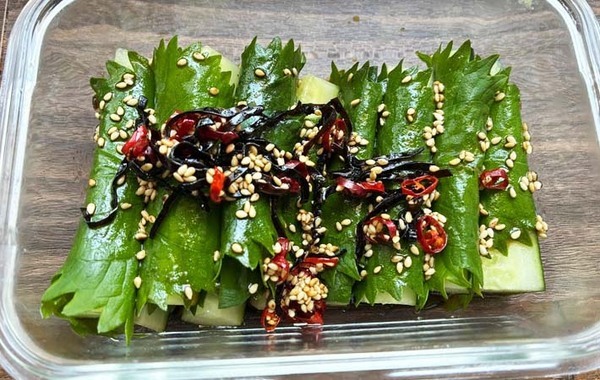 巻いて漬けるだけ！　大葉香るやみつきキュウリ漬けに「夏の定番確定」