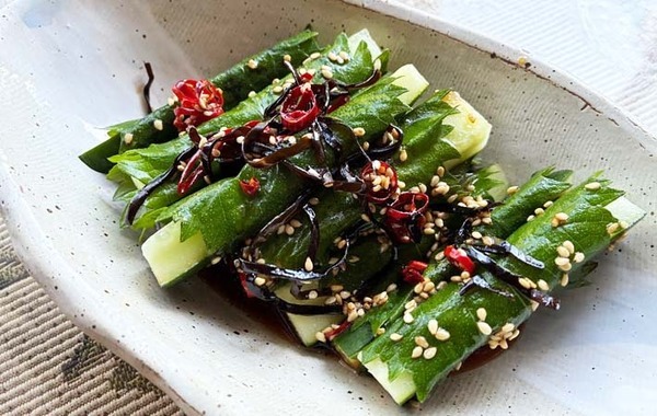 巻いて漬けるだけ！　大葉香るやみつきキュウリ漬けに「夏の定番確定」