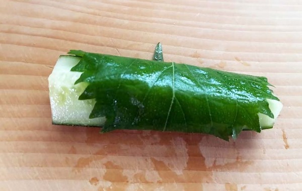 巻いて漬けるだけ！　大葉香るやみつきキュウリ漬けに「夏の定番確定」