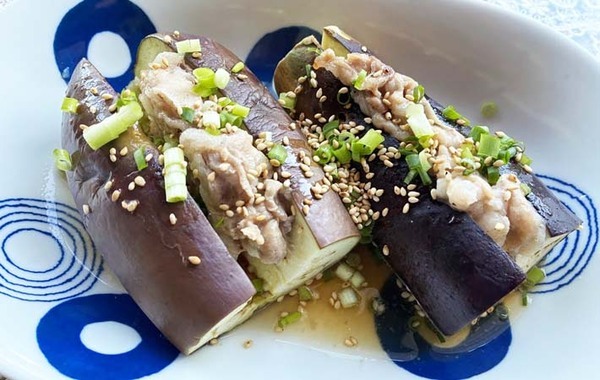 簡単さっぱり飯！ナスに豚バラを挟んで…？　レンジだけで「激ウマ爆誕！」