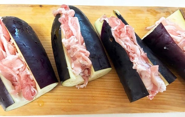 簡単さっぱり飯！ナスに豚バラを挟んで…？　レンジだけで「激ウマ爆誕！」
