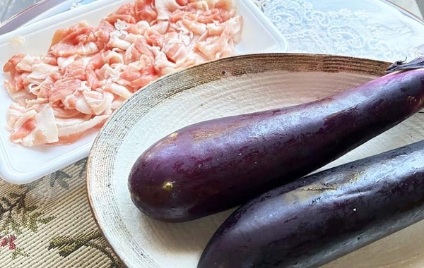簡単さっぱり飯！ナスに豚バラを挟んで…？　レンジだけで「激ウマ爆誕！」