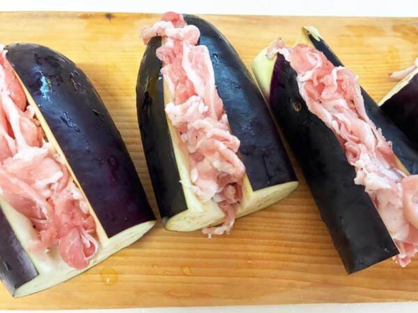 簡単さっぱり飯！ナスに豚バラを挟んで…？　レンジだけで「激ウマ爆誕！」