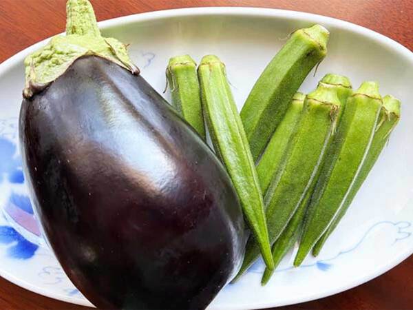 焼いて漬けるだけ！　ナスとオクラの『めんつゆ漬け』が残暑の定番になりそう