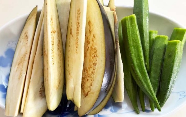 焼いて漬けるだけ！　ナスとオクラの『めんつゆ漬け』が残暑の定番になりそう