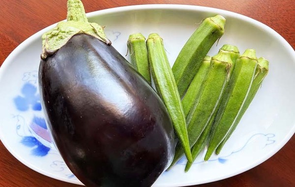 焼いて漬けるだけ！　ナスとオクラの『めんつゆ漬け』が残暑の定番になりそう