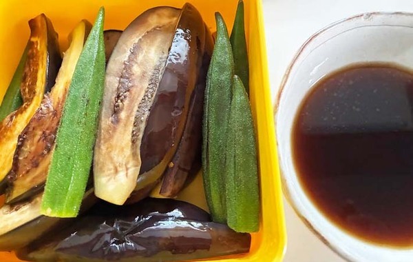 焼いて漬けるだけ！　ナスとオクラの『めんつゆ漬け』が残暑の定番になりそう