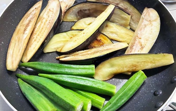 焼いて漬けるだけ！　ナスとオクラの『めんつゆ漬け』が残暑の定番になりそう