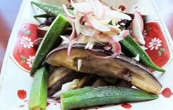 焼いて漬けるだけ！　ナスとオクラの『めんつゆ漬け』が残暑の定番になりそう