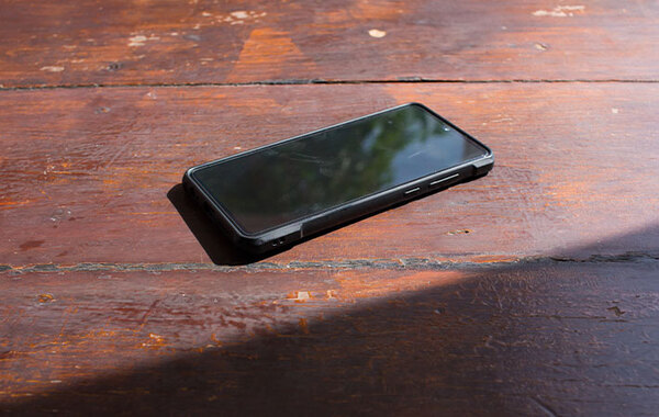 スマホが熱いのは『故障』の前兆？　暑い日にやりがちなNG行動と正しい冷やし方