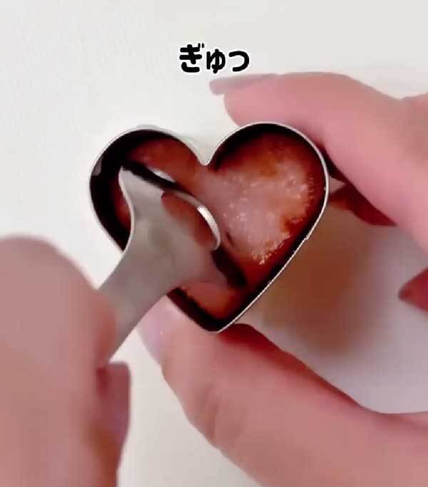 ソーセージをクッキー型でくり抜いて…　できたものに「発想がすごい！」