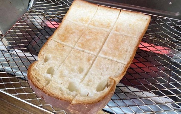 『ひとつまみ』がアクセントに！　夏にぴったりなトーストが「クセになりそう」