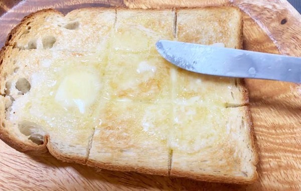 『ひとつまみ』がアクセントに！　夏にぴったりなトーストが「クセになりそう」