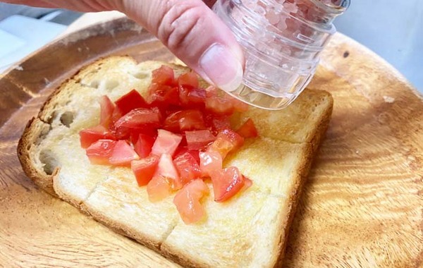 『ひとつまみ』がアクセントに！　夏にぴったりなトーストが「クセになりそう」