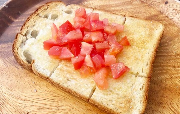 『ひとつまみ』がアクセントに！　夏にぴったりなトーストが「クセになりそう」