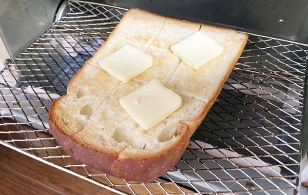 『ひとつまみ』がアクセントに！　夏にぴったりなトーストが「クセになりそう」