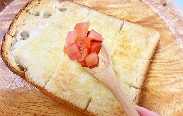 『ひとつまみ』がアクセントに！　夏にぴったりなトーストが「クセになりそう」