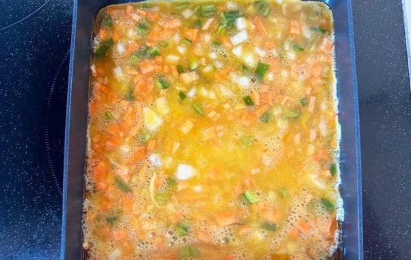みじん切りにした野菜を入れて…？　『韓国風玉子焼き』が「華やか！」