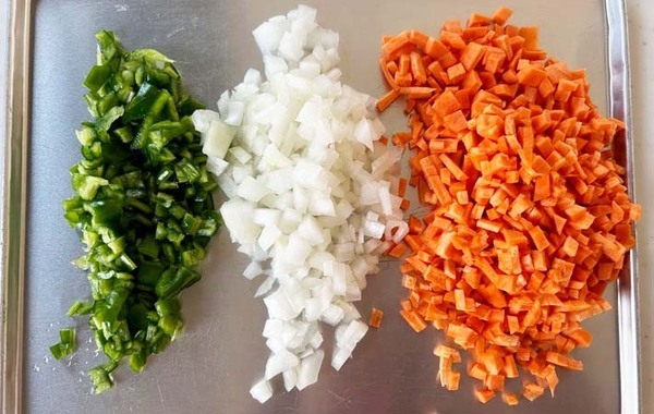 みじん切りにした野菜を入れて…？　『韓国風玉子焼き』が「華やか！」