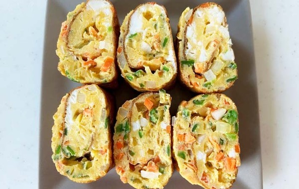 みじん切りにした野菜を入れて…？　『韓国風玉子焼き』が「華やか！」