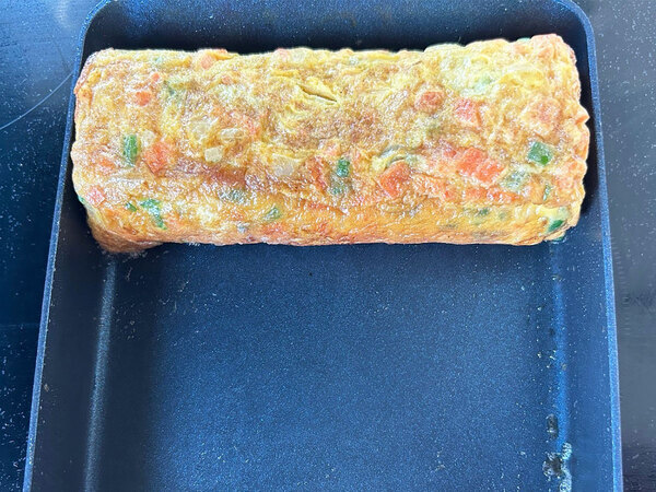 みじん切りにした野菜を入れて…？　『韓国風玉子焼き』が「華やか！」