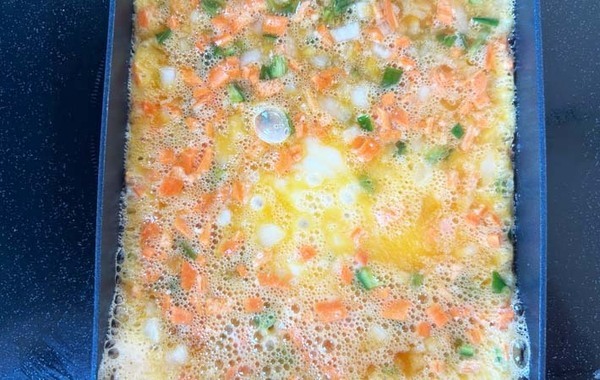 みじん切りにした野菜を入れて…？　『韓国風玉子焼き』が「華やか！」