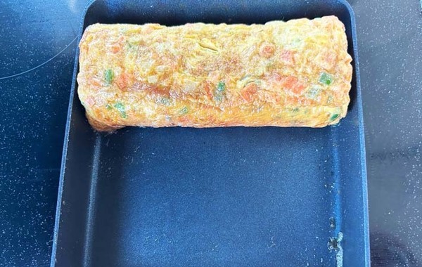 みじん切りにした野菜を入れて…？　『韓国風玉子焼き』が「華やか！」