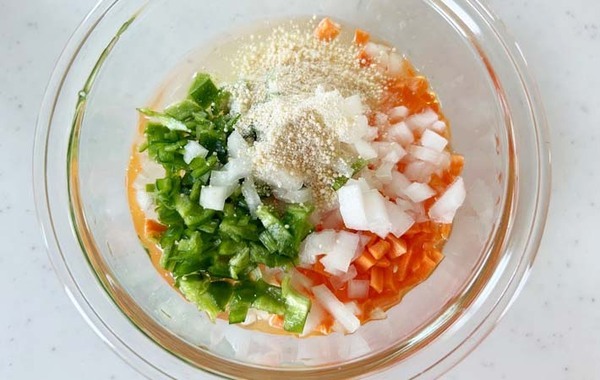 みじん切りにした野菜を入れて…？　『韓国風玉子焼き』が「華やか！」