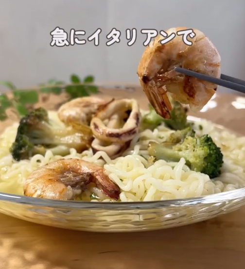 暑い日の『袋麺の食べ方』が？　完成したモノに「こっちの方が好き」「暑い日に助かる」