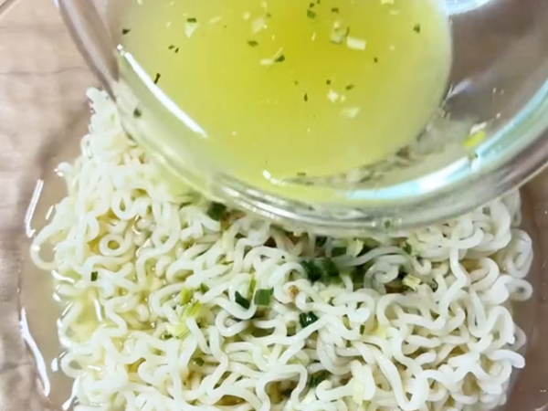 暑い日の『袋麺の食べ方』が？　完成したモノに「こっちの方が好き」「暑い日に助かる」