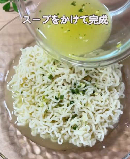 暑い日の『袋麺の食べ方』が？　完成したモノに「こっちの方が好き」「暑い日に助かる」